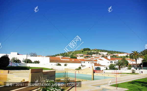 葡萄牙村落與游泳池景觀。