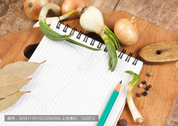 烹飪食譜和香料的筆記本