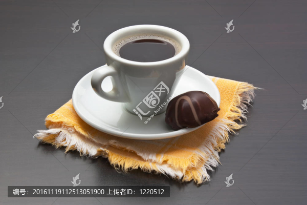 一杯咖啡和巧克力糖