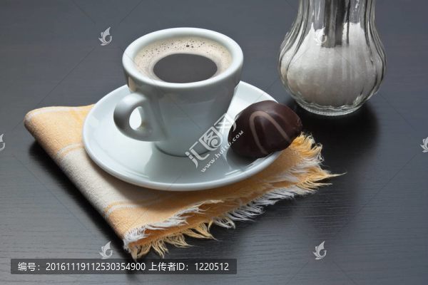 一杯咖啡和巧克力糖