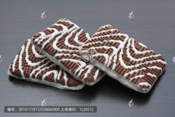 桌子上的巧克力片餅干-匯圖網(wǎng) www.fosd68.com 桌子上的巧克力片餅干