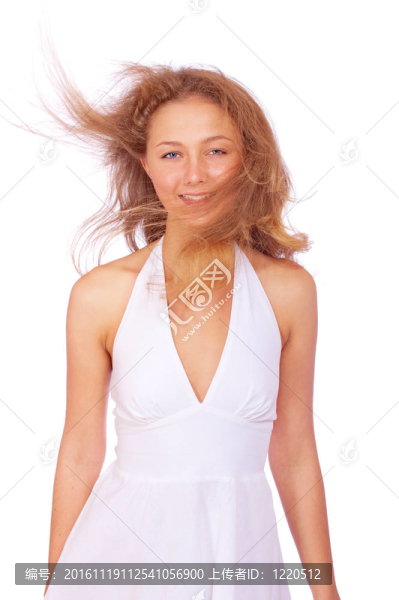 在風(fēng)中飄動的頭發(fā)的微笑女孩的肖像
