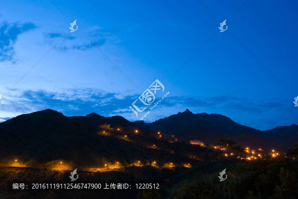 通往山頂?shù)那鄣缆? title=