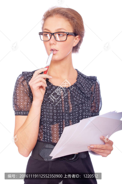 年輕的商業(yè)婦女與筆和文件