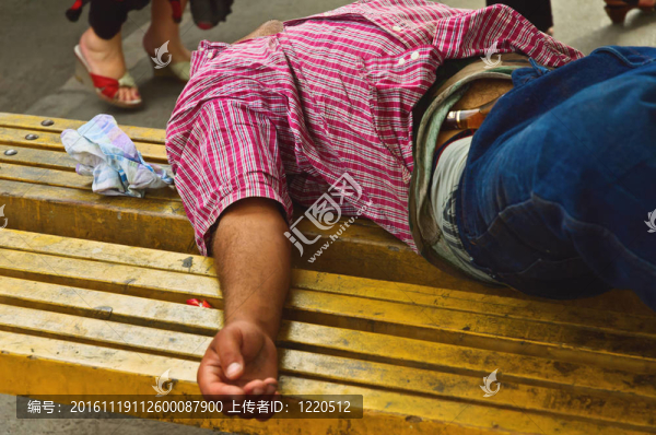 喝醉的人睡在長凳上