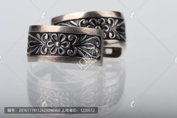 一對(duì)古董耳環(huán)