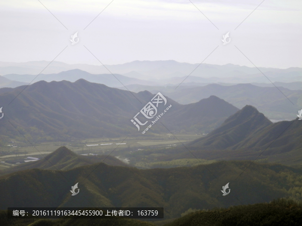 山谷那邊的遠(yuǎn)山
