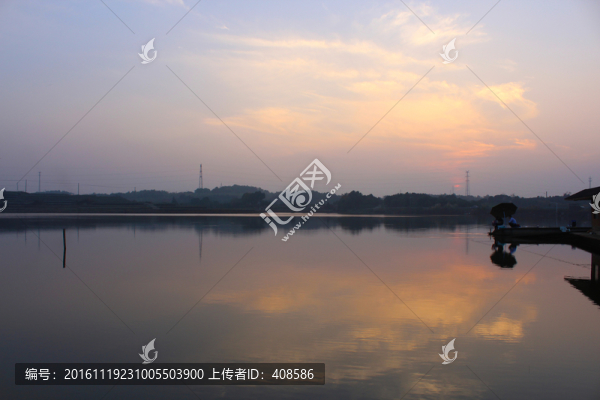 夕陽下的釣魚者