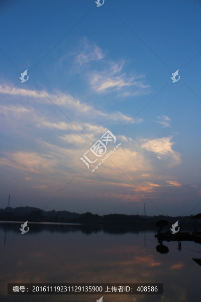 夕陽下的釣魚者