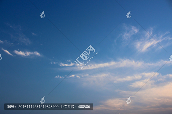 藍天白云背景,夕陽云