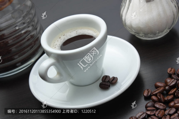 一堆咖啡豆和一個(gè)杯子