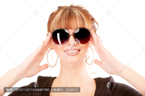 女孩笑著；戴著太陽眼鏡