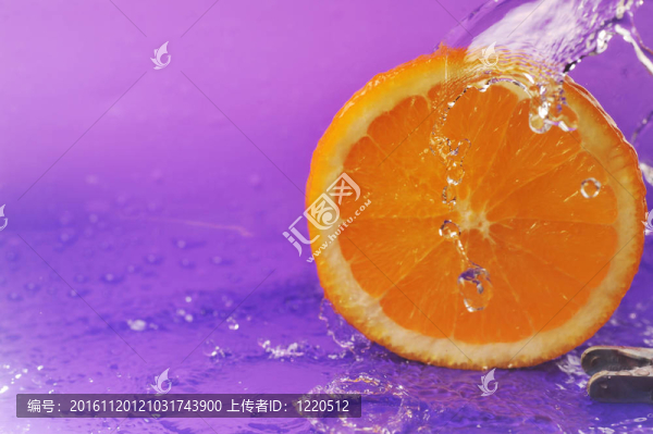 多汁的橙子和飛濺