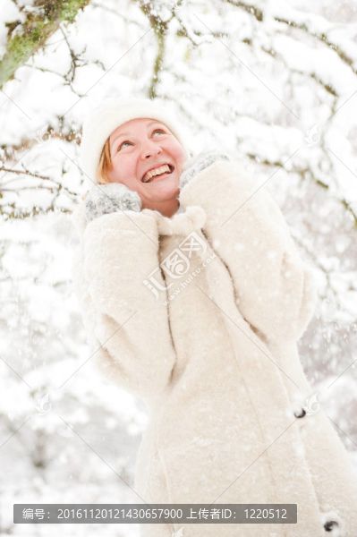 在雪中笑的年輕女人