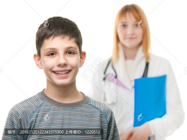 微笑的男孩在良好的醫(yī)療保健