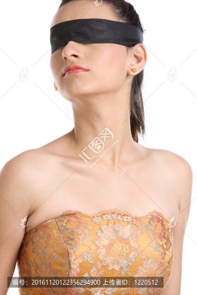 帶著黑色帶子的女人