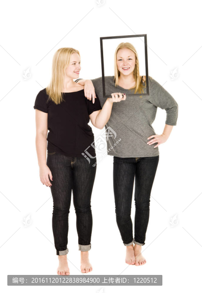 兩個(gè)女孩和一個(gè)框架
