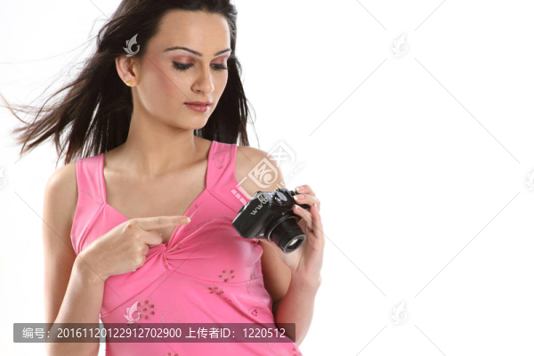 數(shù)碼相機(jī)的現(xiàn)代女孩