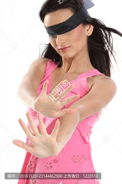 女子綁著黑色的樂隊