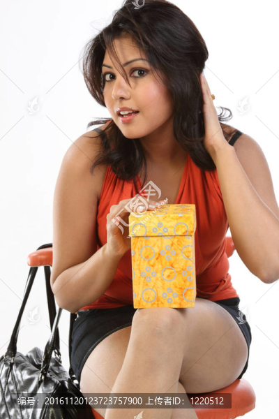 印度女人坐在禮品盒