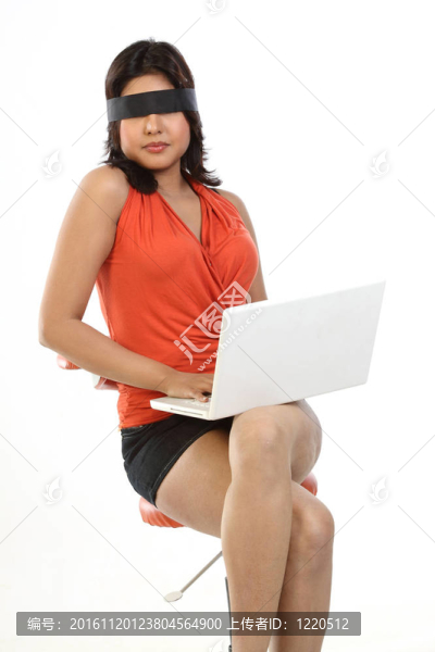 帶黑色帶和筆記本電腦的女人