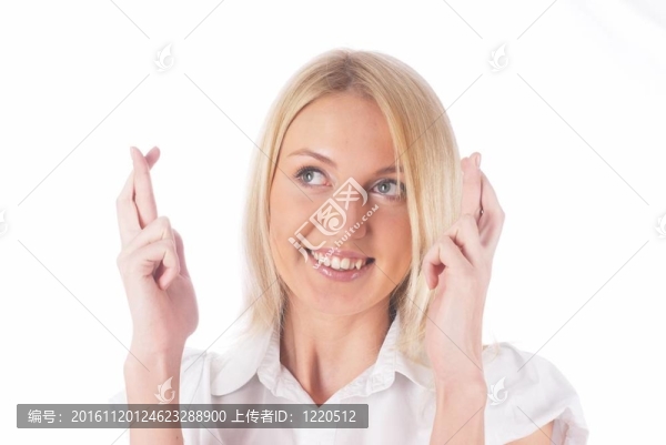 有交叉手指的女孩