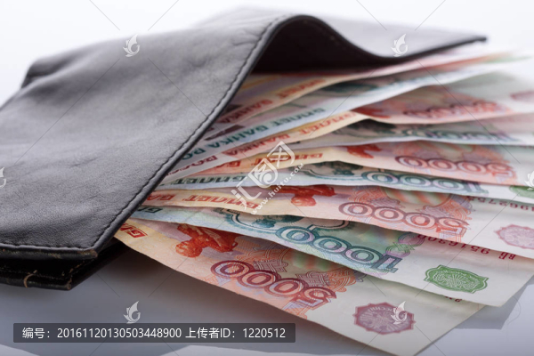 俄羅斯盧布紙幣在黑色真皮錢包