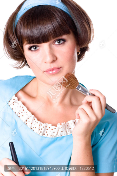 深色的婦女帶著兩個化妝刷