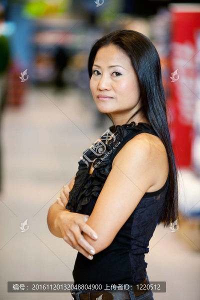 亞洲女人站在超市里