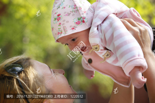 快樂的媽媽和她的孩子
