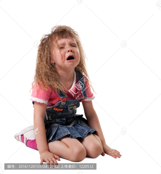 孩子哭坐在白色的孤立