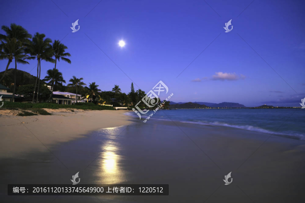 拉尼凱海灘在黎明時(shí)的滿月