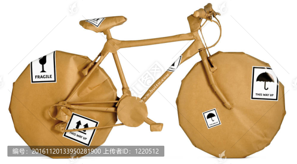 用棕色紙包裹的自行車，準(zhǔn)備在白色背景下孤立移動(dòng)