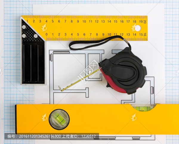 用建筑工具在家里畫畫
