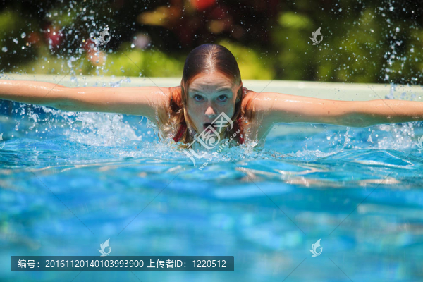 少女游泳池中的蝴蝶