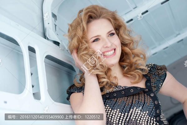 漂亮的年輕女子在貨物運輸車