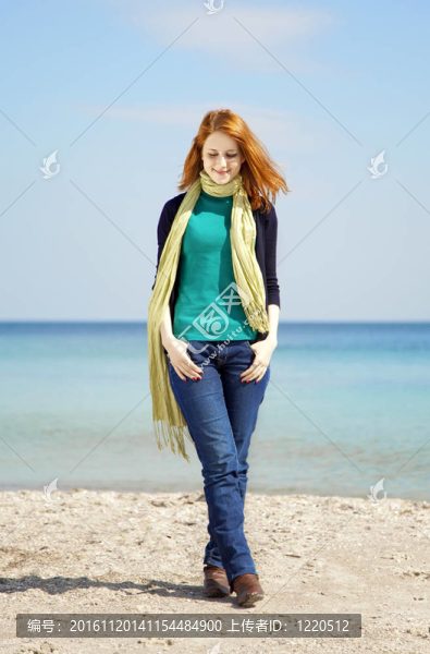 陽光明媚的海灘上時尚年輕女性。