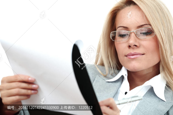 商務(wù)女人拿著一個文件夾寫