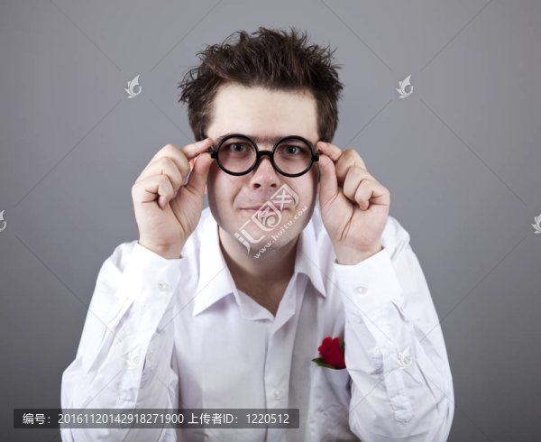 戴眼鏡的滑稽的人。