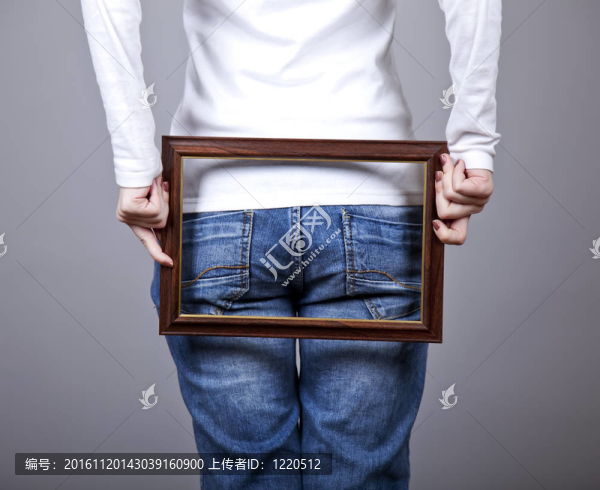 女孩在她的屁股上保持架。