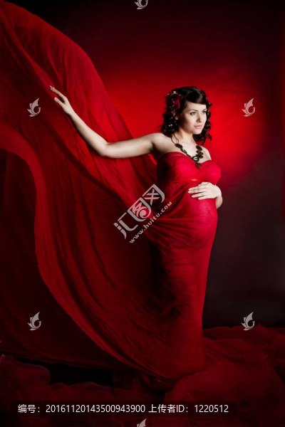 孕婦在紅色揮舞飛行服。