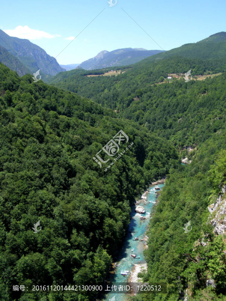 高山湖泊和河流