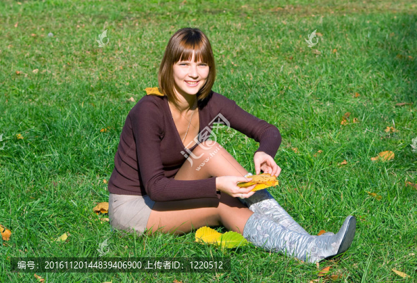 綠色草地上的快樂(lè)女孩