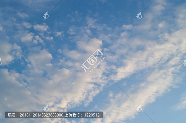 在一個藍(lán)色的多云的天空上