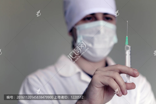 帶注射器的醫(yī)生