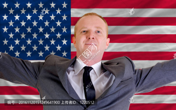 快樂投資者在美國招商后張開雙臂，在旗前