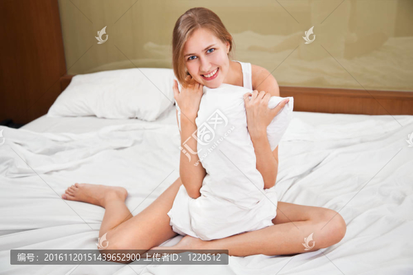 床上清新美麗女人的畫(huà)像