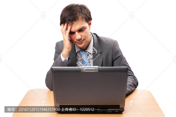 年輕的商人在辦公桌上放著筆記本電腦