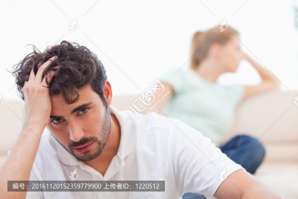 傷心的夫婦瘋狂的在對方