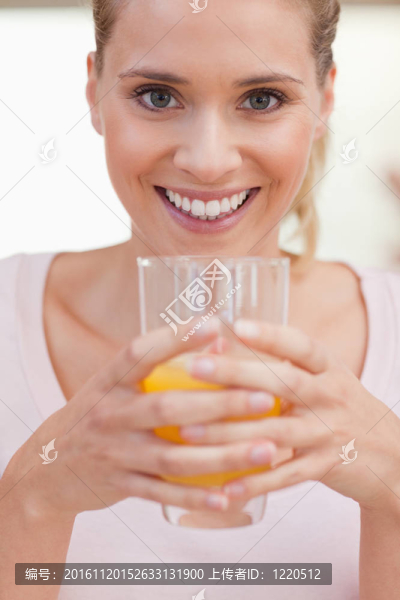 微笑女人飲用果汁肖像